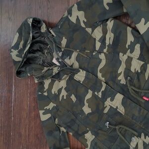 LEVI'S I NWT Green Camo Camouflage Zip-Front Fishtail Anorak Hooded Jacket, S
